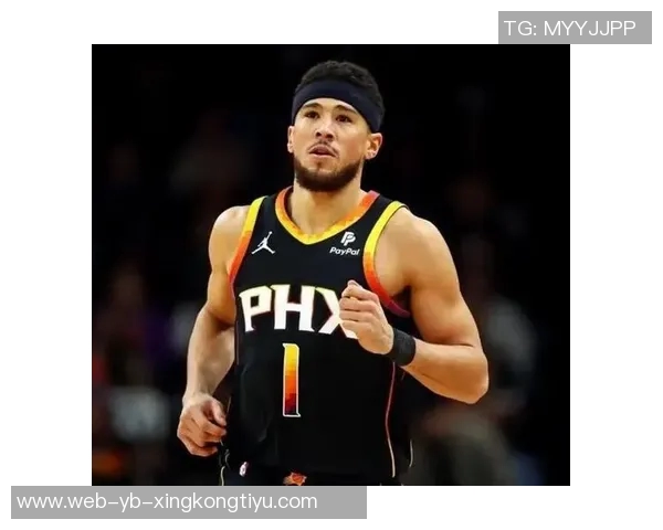 布克首节表现惊艳三分球全中助力球队轻松领先 布克首节表现惊艳三分球全中助力球队轻松领先